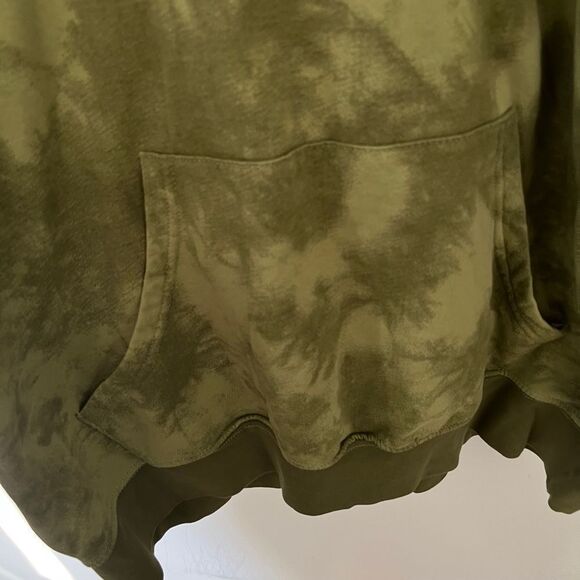 The Eco Closet Green Tie-dye Kangaroo Pocket Hoodie Sweater - Picture 5 of 6